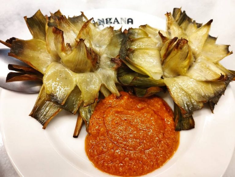 Alcachofas con romesco picante.