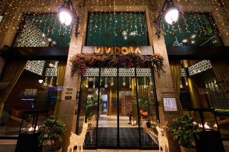 El Kimpton Vividora Hotel de Barcelona, vestido de Navidad.