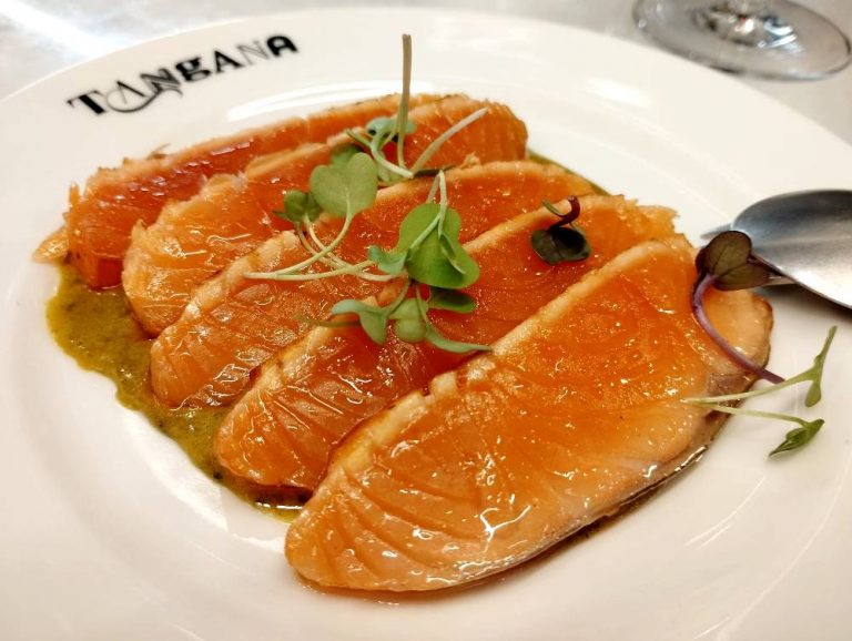 Lomo de salmón curado con salsa Café de París