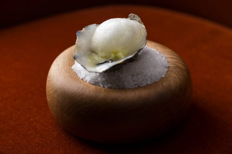 Ostra con textura de manzana en el Quirat de InterContinental Barcelona.