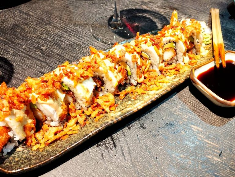 El atómico roll Anticuchero, a base de langostino.