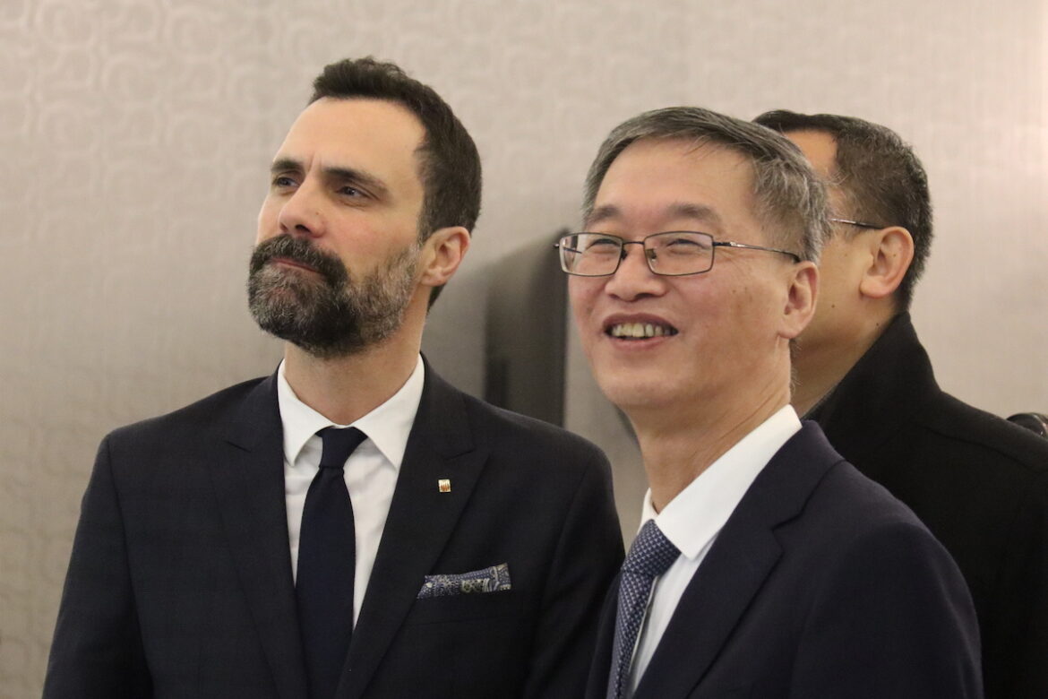 Embajador de China en España, Yao Jing, con conseller d'Empresa i Treball Roger Torrent.