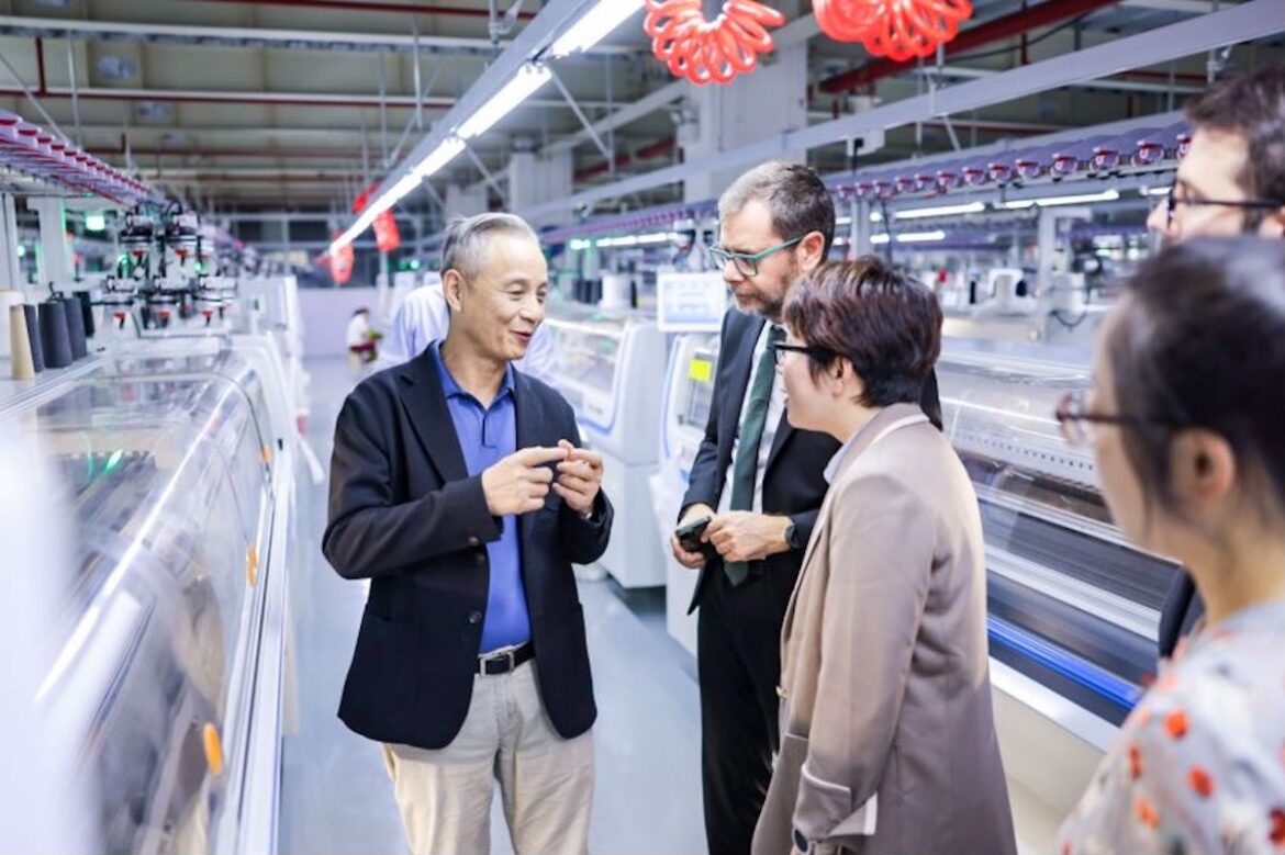 Directivos de Shanghai Jingqingrong Garment con el director general de Industria de la Generalitat