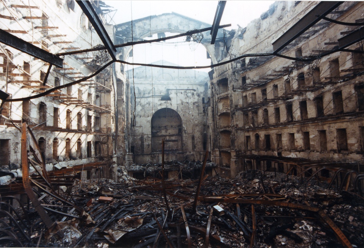 Interior Liceu después del incendio, con el patio de butacas y el escenario completamente destruido 
