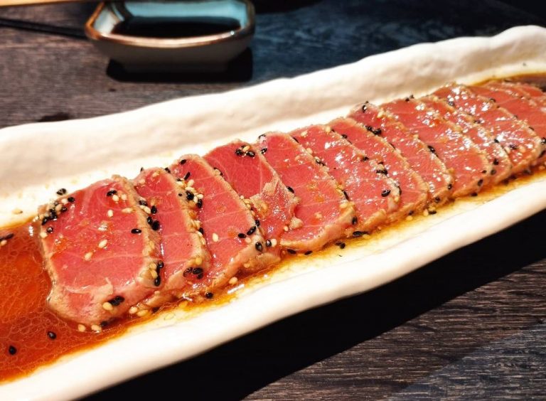 Tataki de atún con sésamo y aderezo especial.