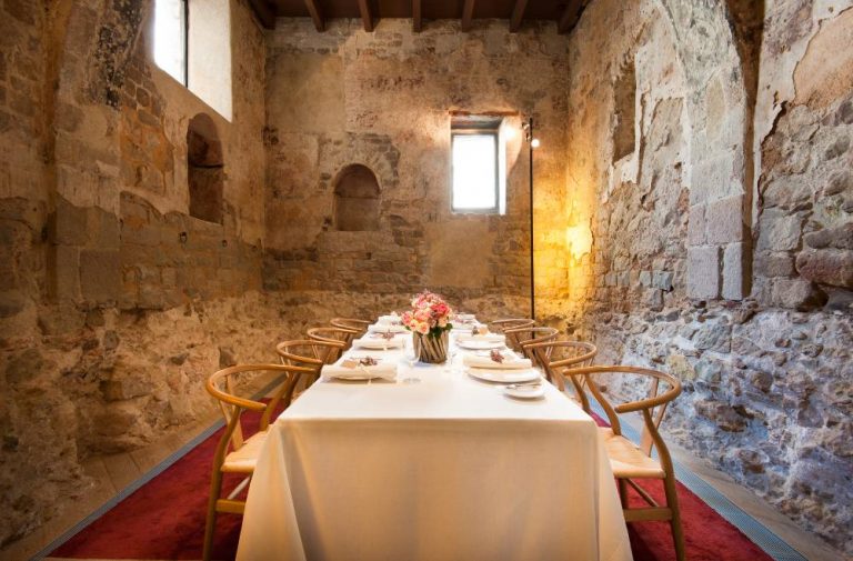 Salón privado en la torre de defensa que alberga el restaurante del hotel Mercer.