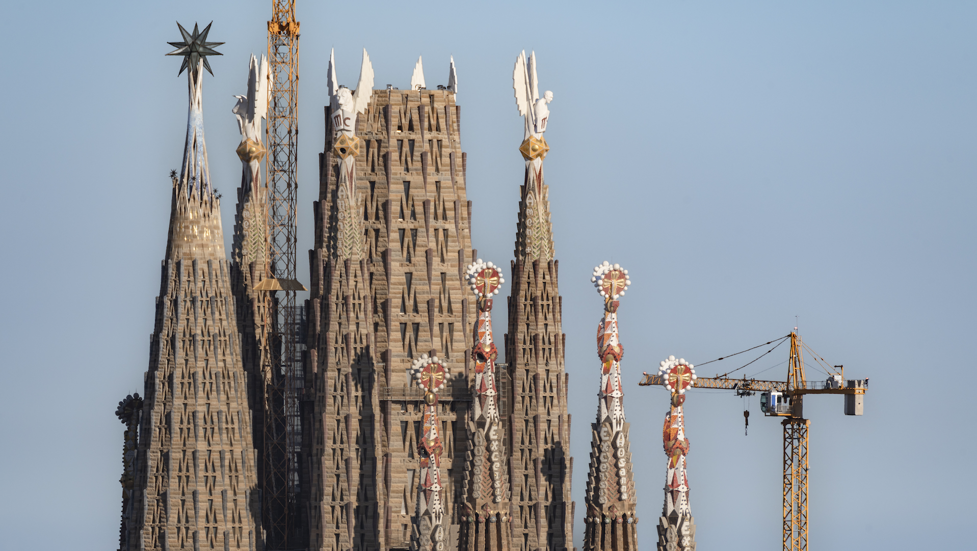 Parte superior Sagrada Família con construcción Torre Jesús