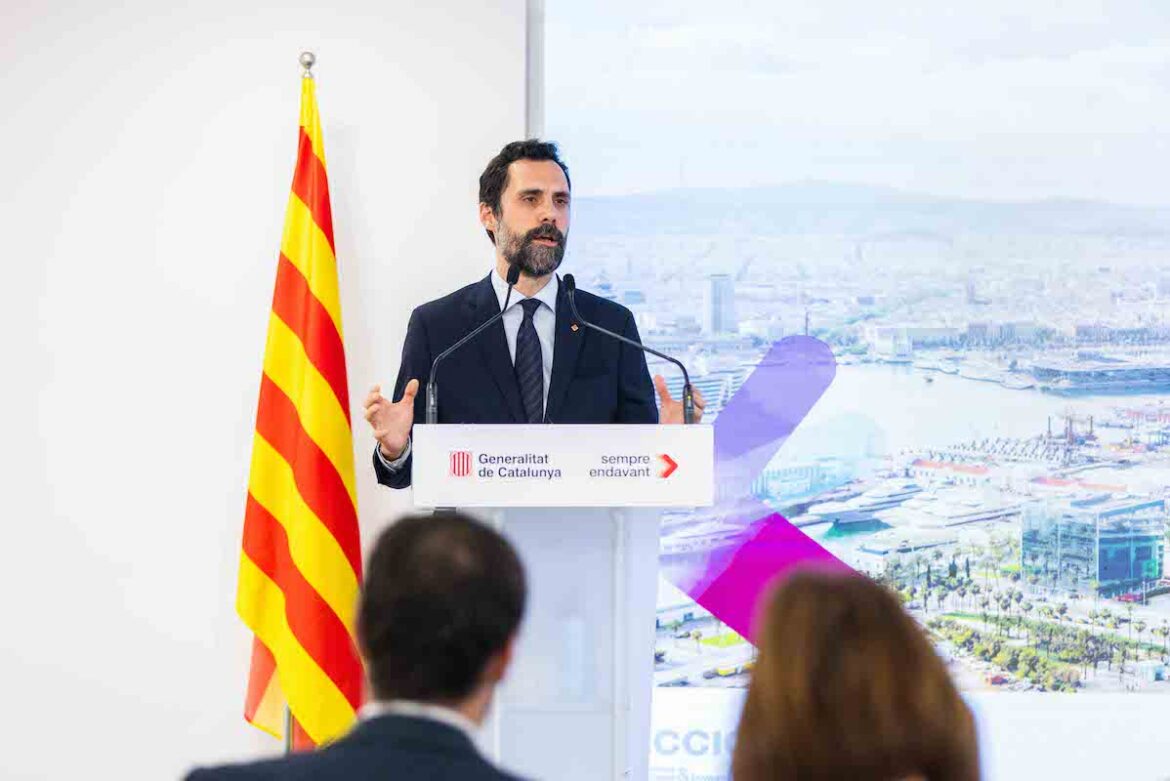 El conseller Roger Torrent presentando el balance de 2023 de inversión extranjera