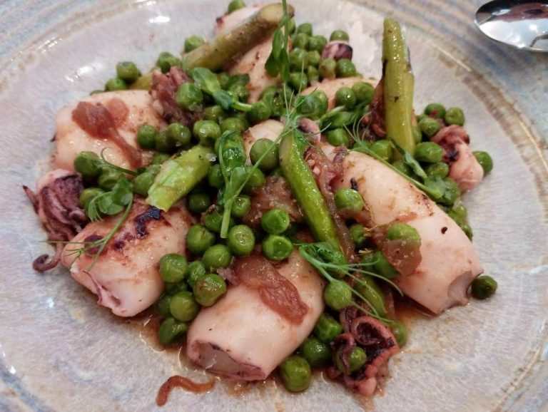 Calamarcitos con guisantes lágrima del Maresme.