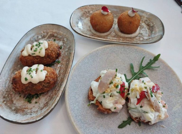 Croquetes variades i dos montaditos d'ensalada russa.