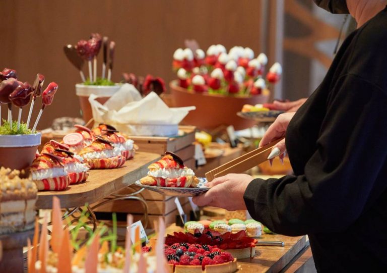 Mesa de postres en el brunch de Arrel.