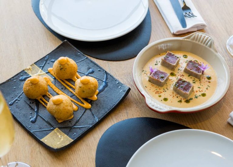 Tataki de atún y buñuelos de bacalao de Yummy Sundays en Monument Hotel.