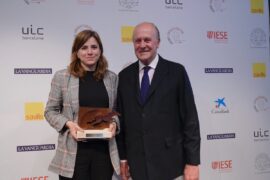 Elisenda Bonet, de CaixaResearch Placenta Artificial, y el presidente del Círculo Ecuestre, Enrique Lacalle, en la entrega del premio Joven Relevante.
