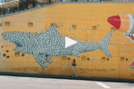 mural tiburon en el carmel barcelona