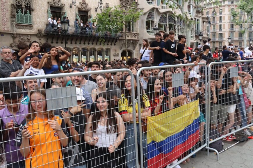 Fans de la Fórmula 1 esperando que pasen los coches.