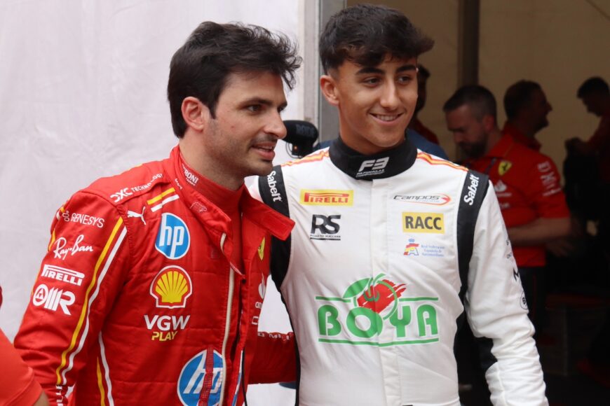 Los pilotos Carlos Sainz y Mari Boya después de participar en el Road Show de F1 de Barcelona.