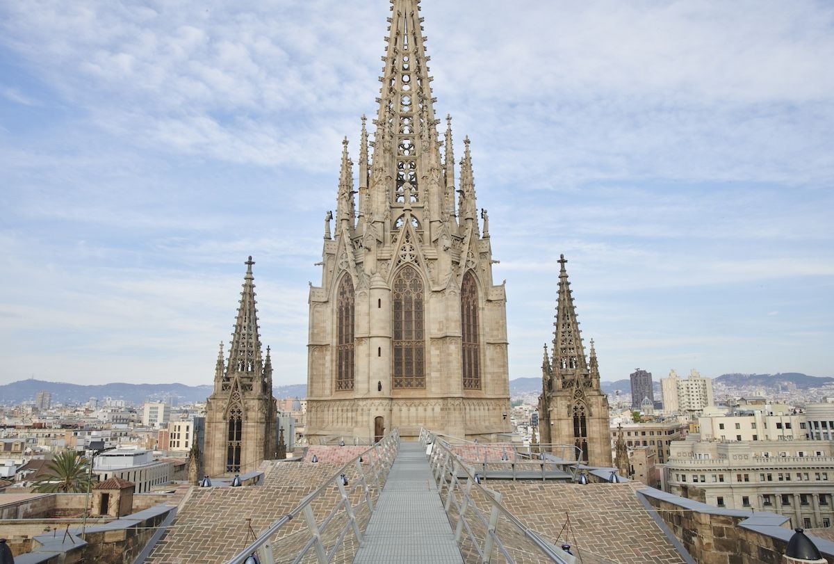 La Catedral de Barcelona quita el polvo de las vidrieras
