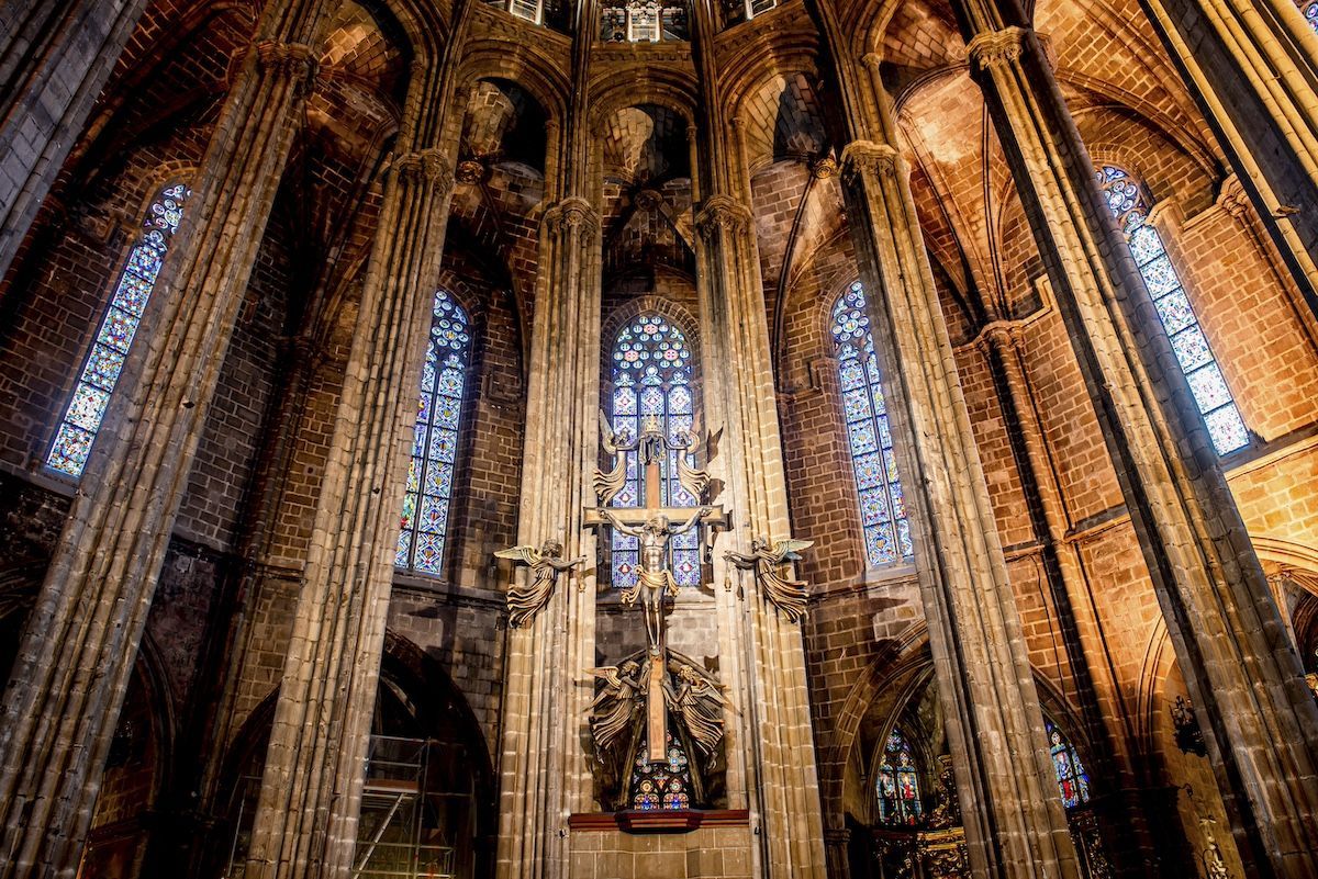 La Catedral de Barcelona quita el polvo de las vidrieras
