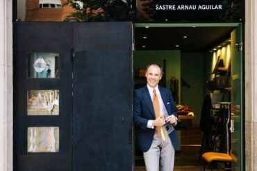 El sastre Arnau Aguilar en su local de Barcelona.