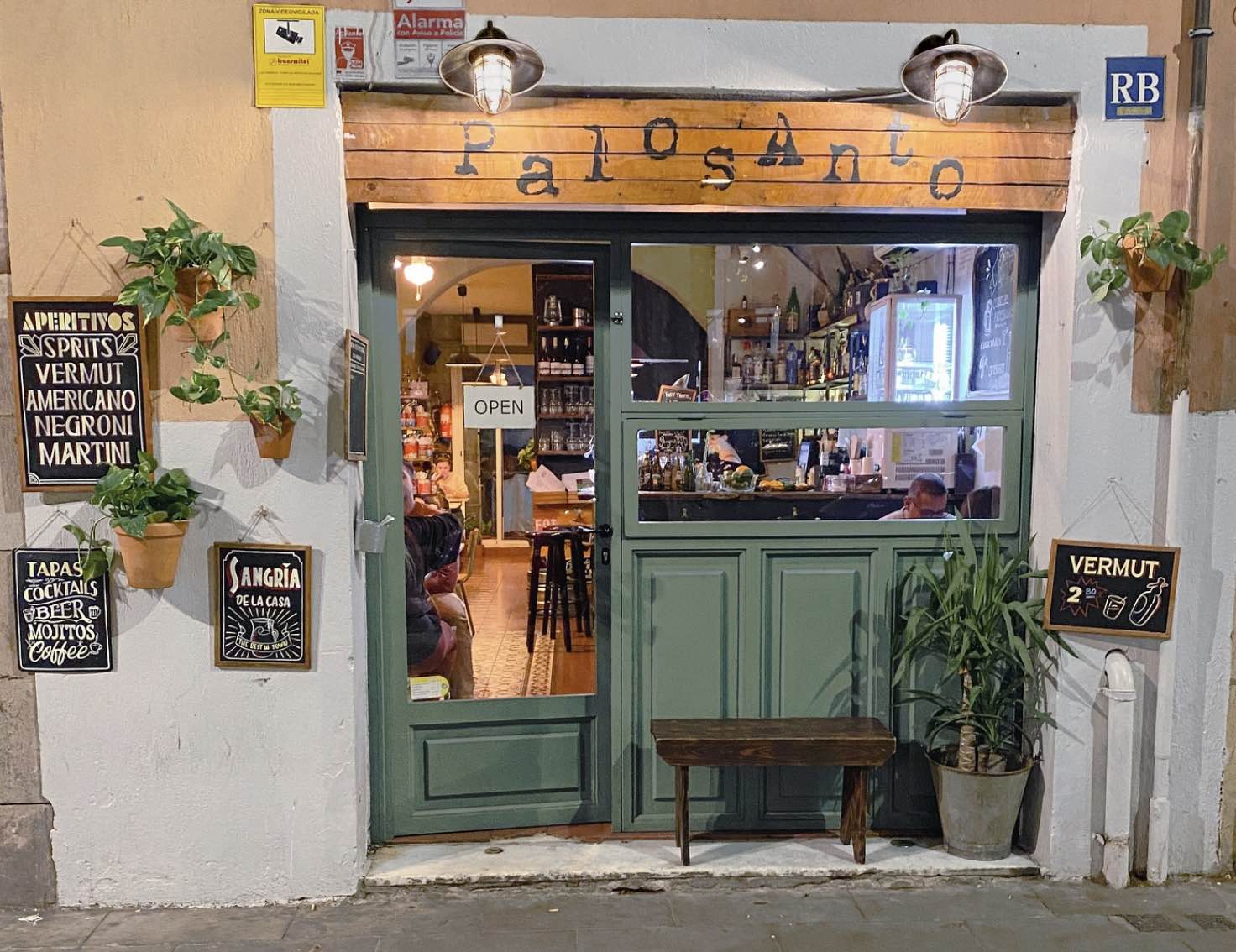 Entrada del Palo Santo, en Rambla del Raval, 26.