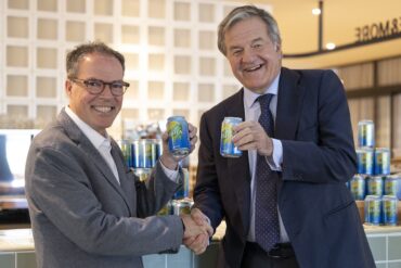 El director general de Nestlé España, Jordi Llach, y el director general de Damm, Jorge Villavecchia, tras el acuerdo sobre Nestea.
