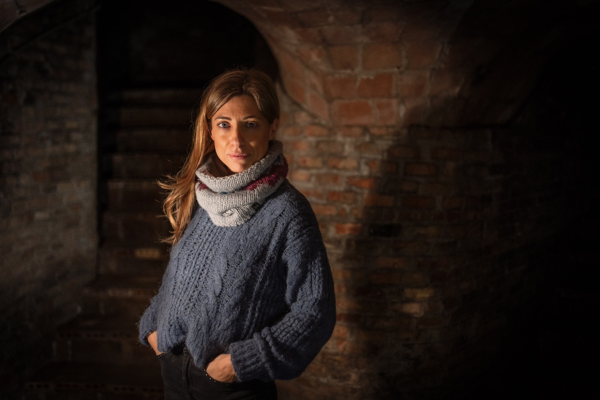 Fotògrafa i periodista Ana Sánchez refugi antiaeri carrer Mallorca © Jordi Borràs:ACN