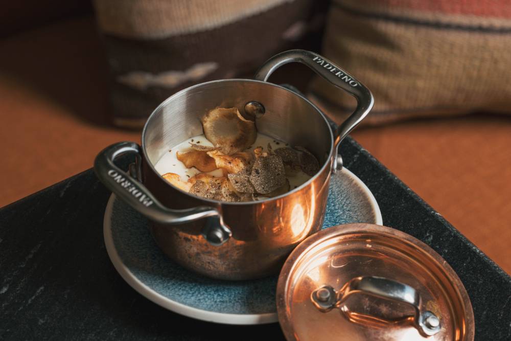 Huevo orgánico con espuma de patata, setas y trufa negra.