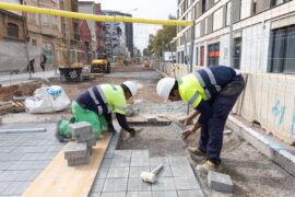 Obras para cambiar una acera en Barcelona barrios
