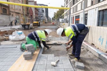 Obras para cambiar una acera en Barcelona barrios