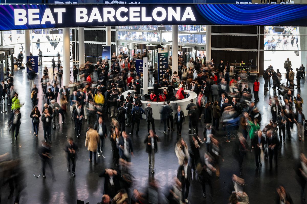 Assistents accedint a Fira Gran Via durant el MWC. © Aina Martí / ACN