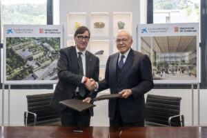 El president de la Generalitat, Salvador Illa, i el president de la Fundació La Caixa, Isidre Fainé, durant la signatura de l'acord de col·laboració.