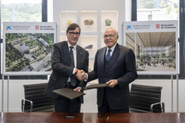 El president de la Generalitat, Salvador Illa, i el president de la Fundació La Caixa, Isidre Fainé, durant la signatura de l'acord de col·laboració. CaixaResearch