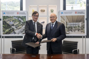 El president de la Generalitat, Salvador Illa, i el president de la Fundació La Caixa, Isidre Fainé, durant la signatura de l'acord de col·laboració. CaixaResearch