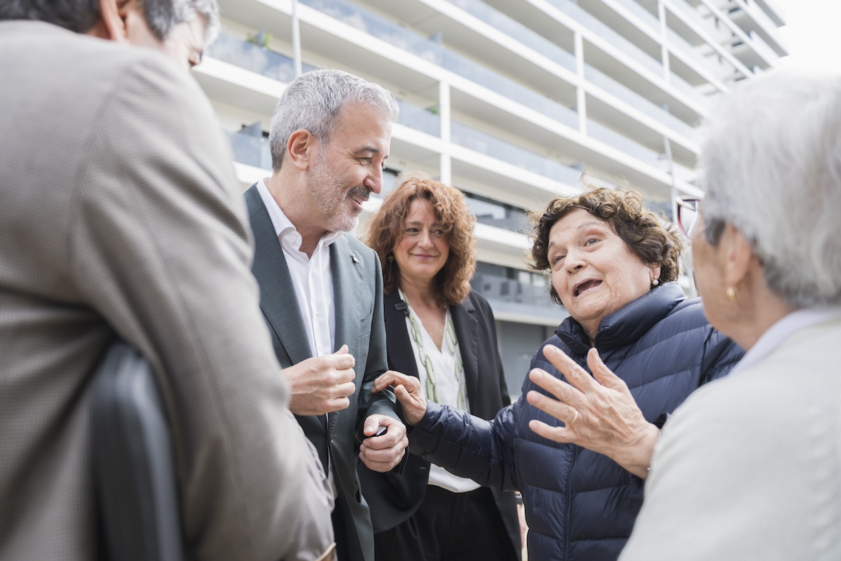 Jaume Collboni y Laia Bonet con vecinos.