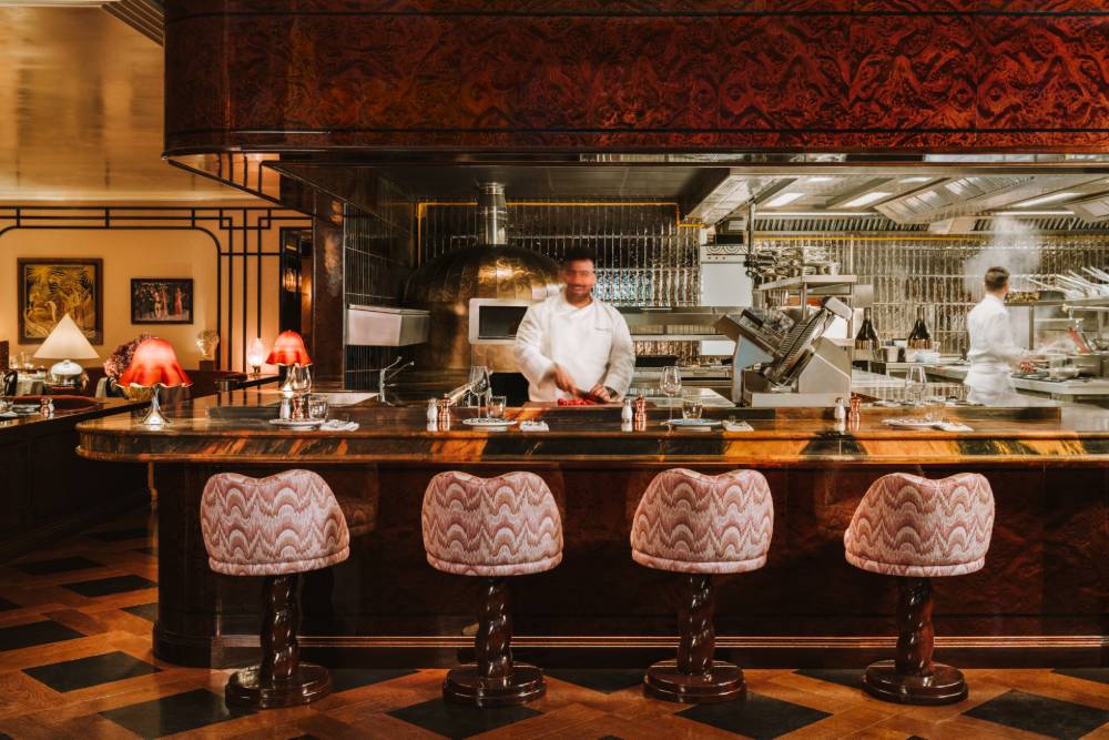 Cocina abierta en la planta principal gloria osteria