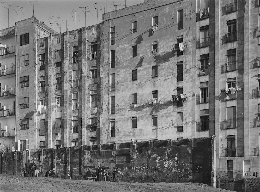 Frente a la Sagrada Familia, 1979, por Manolo Laguillo.