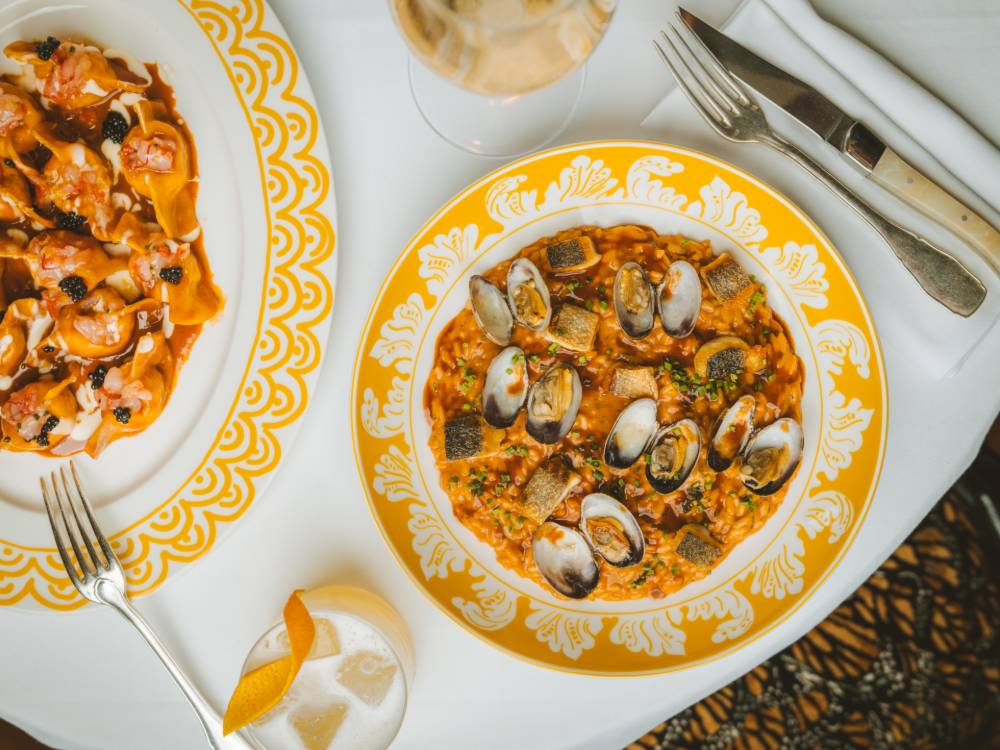 Un risotto marinero y un plato de casoncelli rellenos de bogavante.