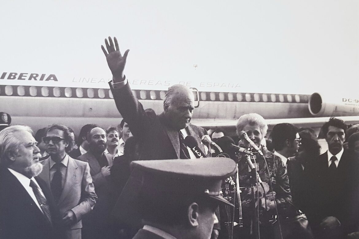 Josep Tarradellas en el Aeropuerto de El Prat.