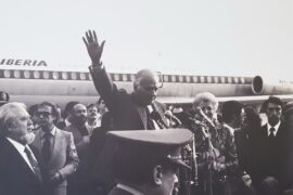 Josep Tarradellas en el Aeropuerto de El Prat.