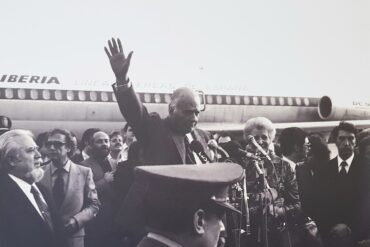 Josep Tarradellas en el Aeropuerto de El Prat.