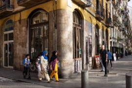Gente caminando por el Raval. © Paola de Grenet