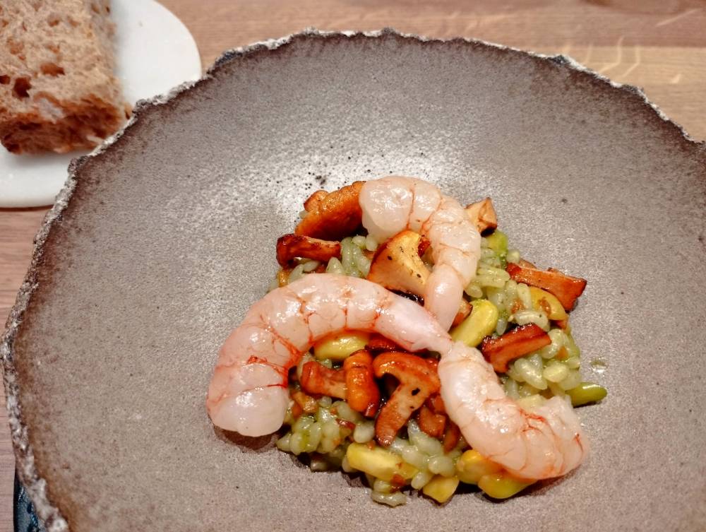 Arroz de rúcula con pistachos y gamba de Barcelona.