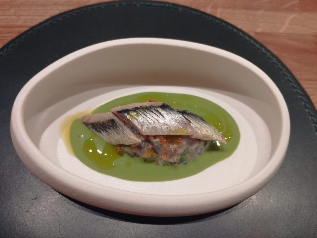 Boquerón en vinagre y vino de Jerez, sobre tartar.