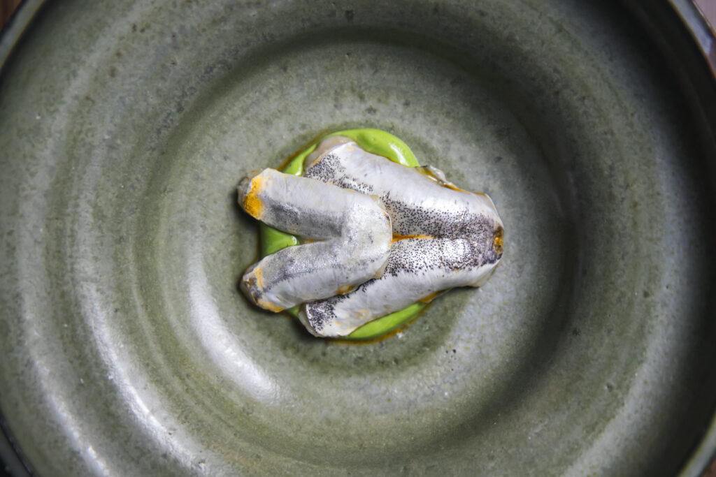 Cocochas de merluza con emulsión de ajo de oso.