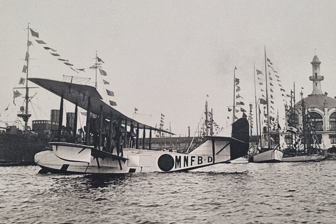 Foto del Archivo de la Armada Española con un hidroavión en el Puerto de Barcelona.