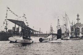 Foto del Archivo de la Armada Española con un hidroavión en el Puerto de Barcelona.