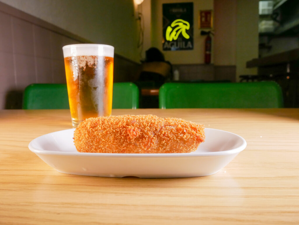 En el Bar La Ravala, croqueta (XXL) casera con una cañita.