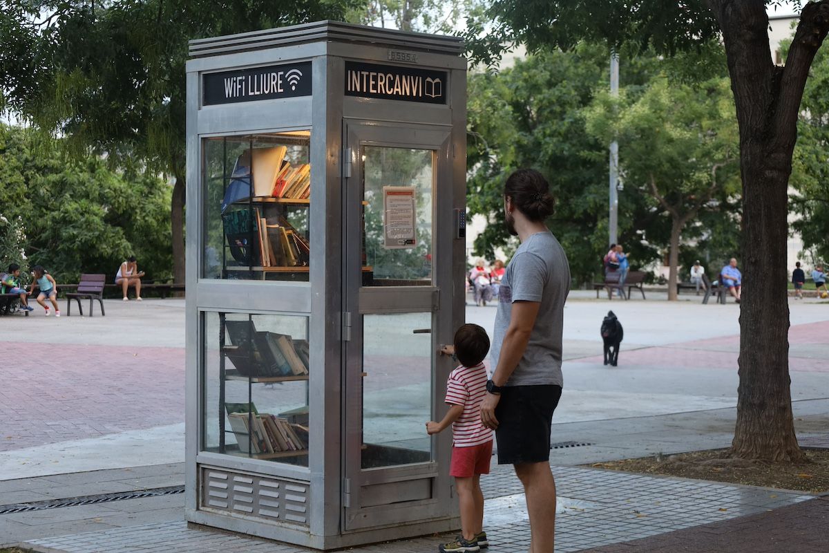 La última cabina telefónica de Barcelona, en Sant Genís (c) Anna Badia