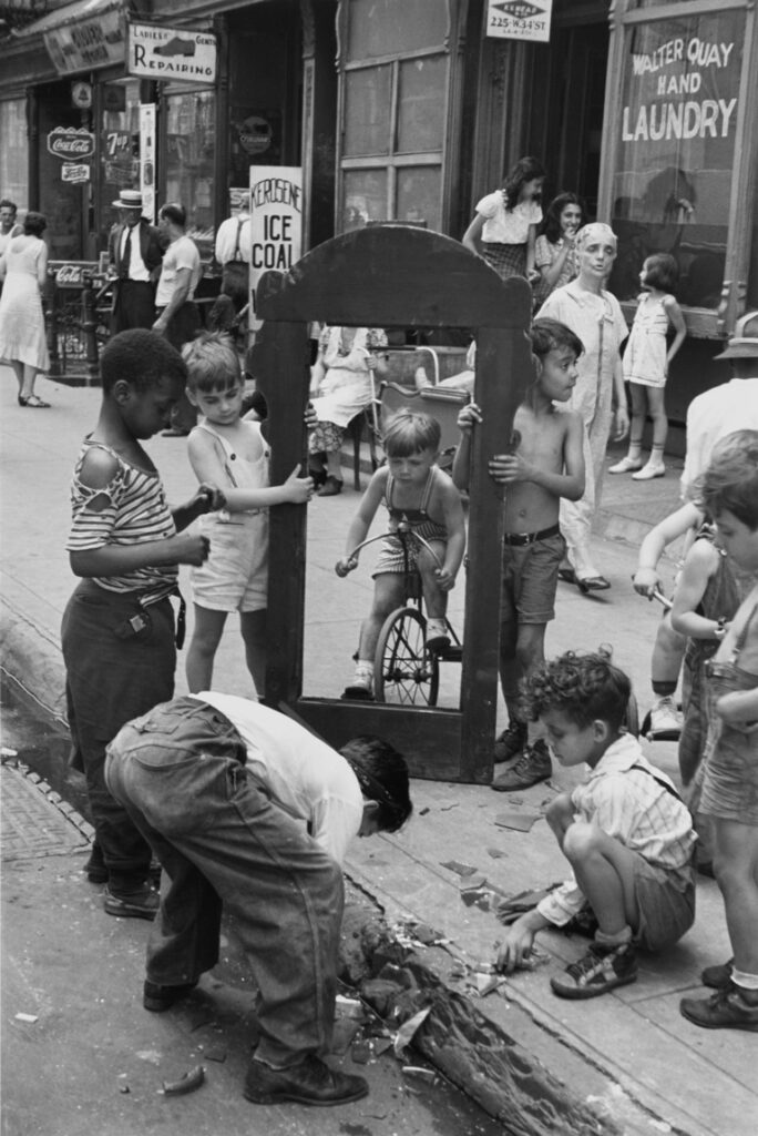 Helen Levitt. Nova York, c. 1940. © Film Documents LLC, courtesy Zander Galerie, Cologne