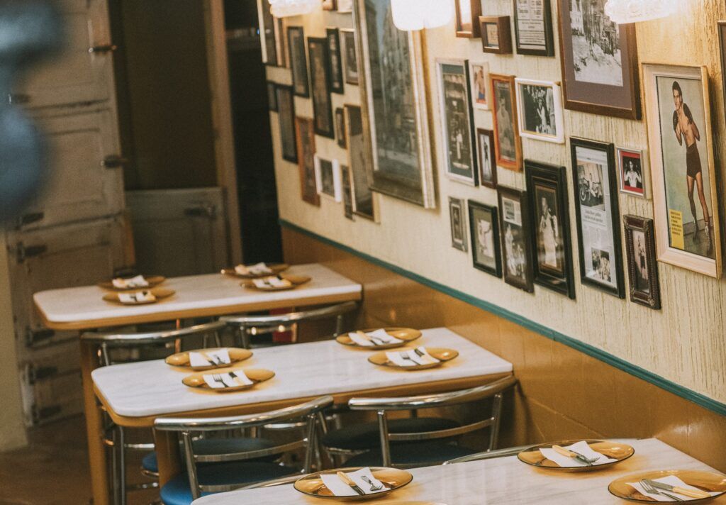 Fotos históricas y mesas recuperadas, en el Mundial Bar.